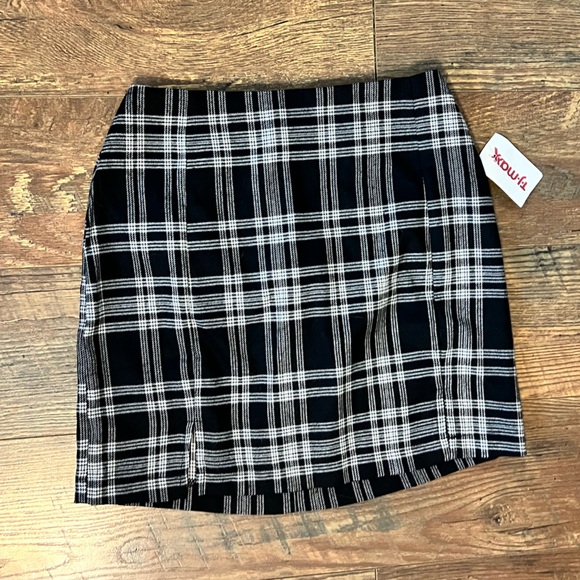Dresses & Skirts - NWT Plaid Black and White Skirt